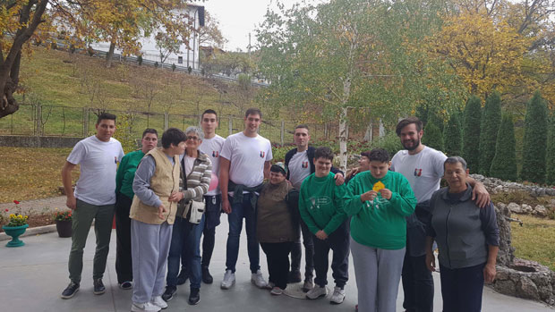 ПОМОЋ ДОМУ ПРИ МАНАСТИРУ СВЕТЕ ПЕТКЕ: Штићенице жељне пажње и љубави